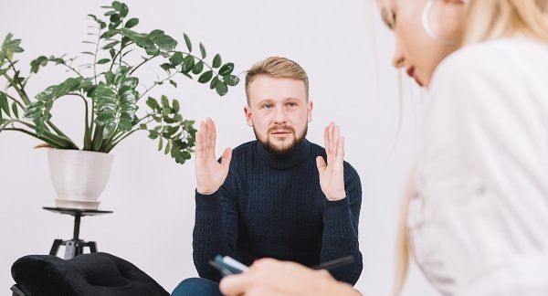 Hombre junto a psicóloga en una sesión de terapia EMDR