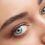 Mujer bella con unas cejas y ojos perfectos