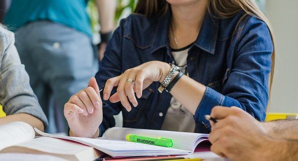 Imagen de alumnos estudiando para selectividad