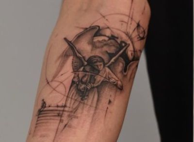 Tatuaje en antebrazo de Adrián Pinto