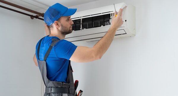 Técnico instalando aire acondicionado en Cádiz