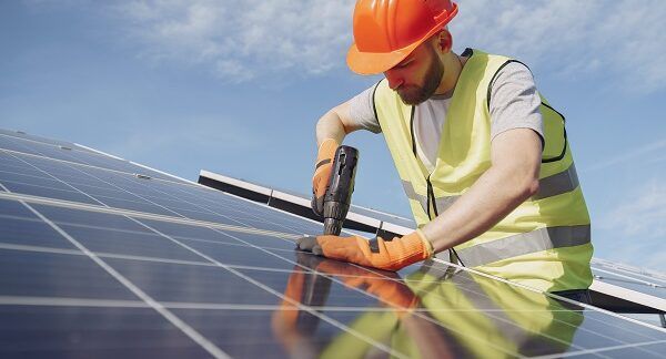 Técnico instalando placas solares en Cádiz