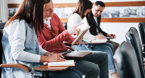 Las 10 mejores academias para oposiciones de auxiliar administrativo de Barcelona